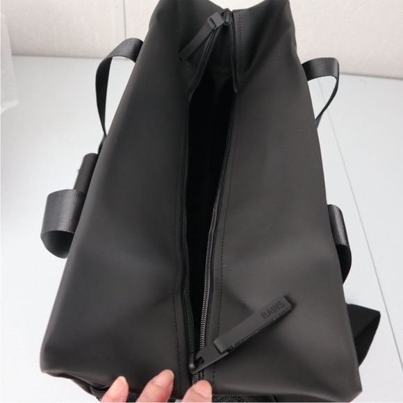 RAINS Trail Gym Bag 🖤 Black 🖤 water resistant 🖤 NWT - Picture 9 of 10